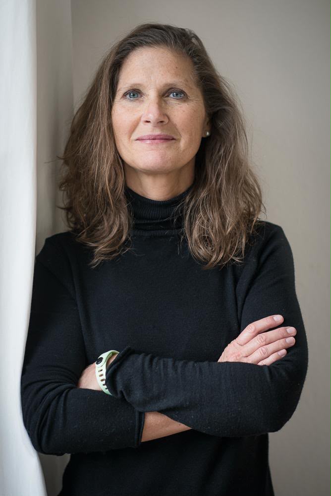 Kellina Klein am Fenster